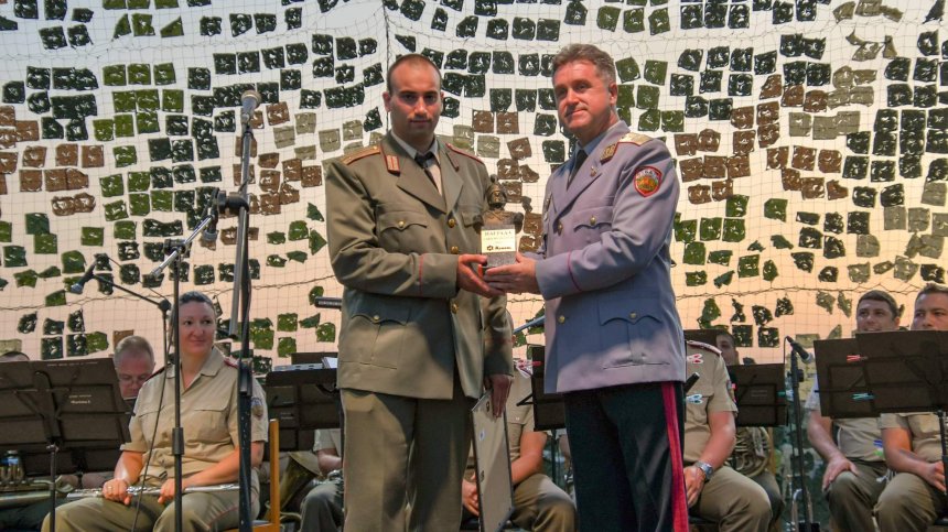 ЗАД "Армеец" отличи най-добрия випускник на Националния военен университет с наградата "Сава Муткуров" 