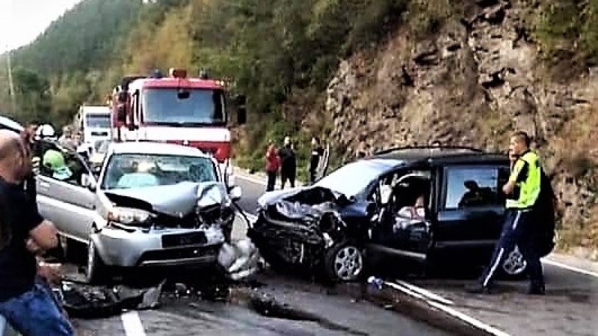 Жена загина при тежка катастрофа край Искърското дефиле, трима са ранени