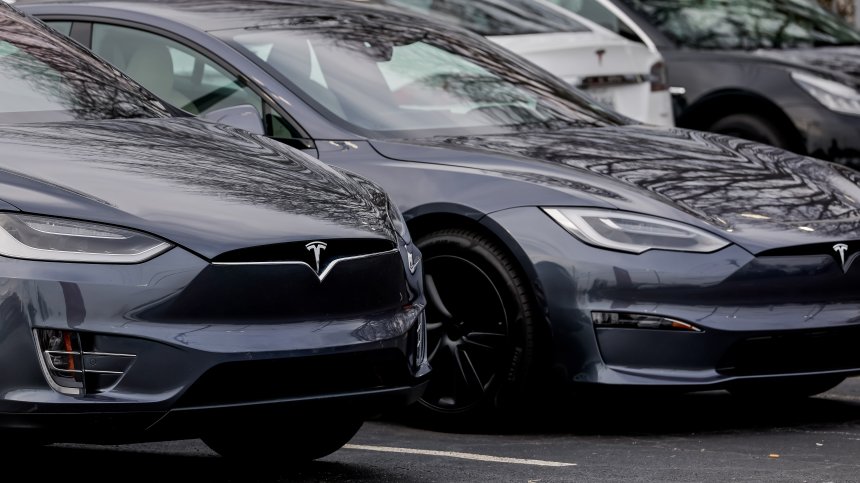 Няма непробиваема кола, хакери преодоляха защитата на Tesla за 2 минути