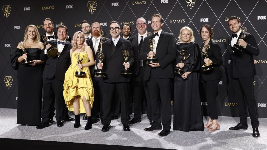 Наградите "Еми": Триумф за сериала, вдъхновен от Мърдок, Елтън Джон стана EGOT