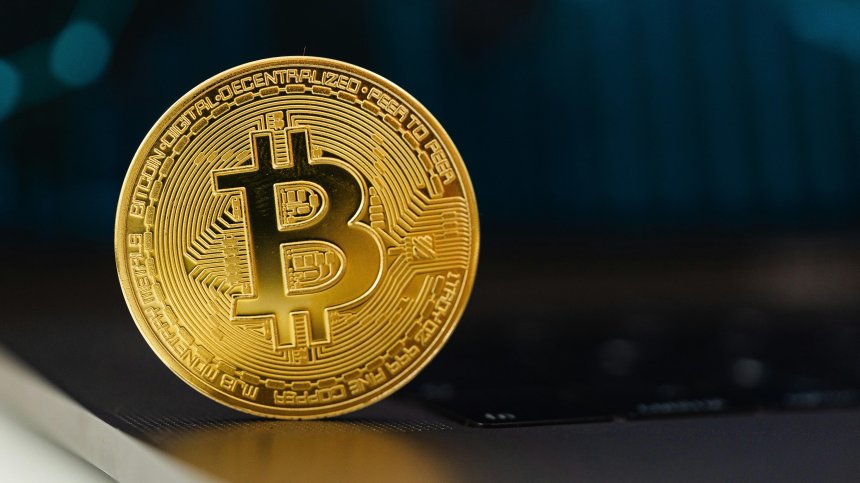 Биткойнът достигна почти 70 хил. долара