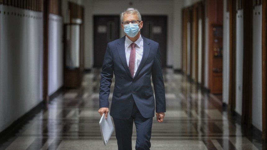 Денков: Епидемичен взрив до месец, ако всички отново тръгнат на училище