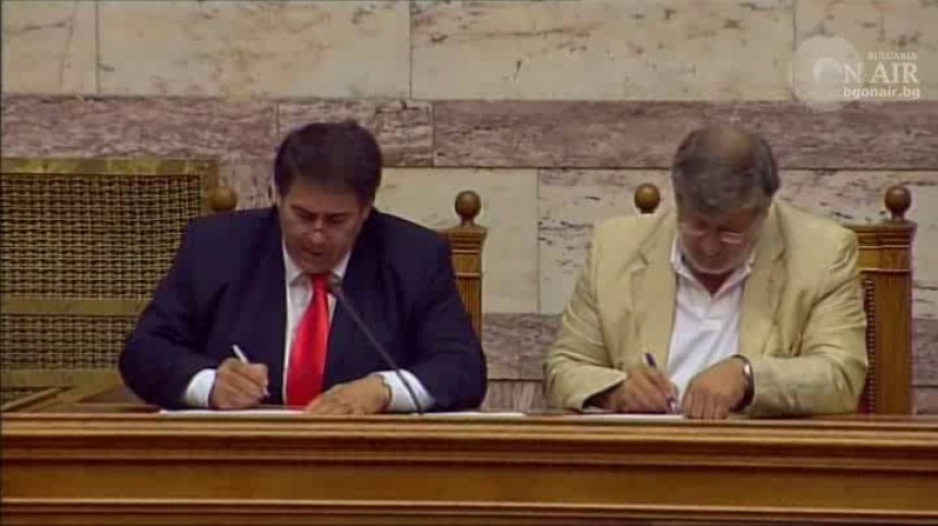 Гръцкият парламент прие мерките за съкращения (видео)