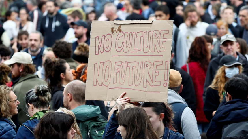 Протести и арести във Франция след назначаването на новия премиер