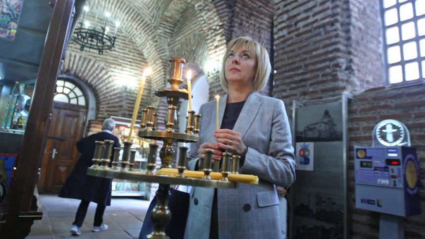 Манолова с молебен в църквата "Света София" за старта на кампанията