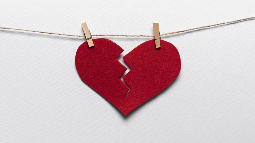 Зодиите, които затварят вратата към любовта този април