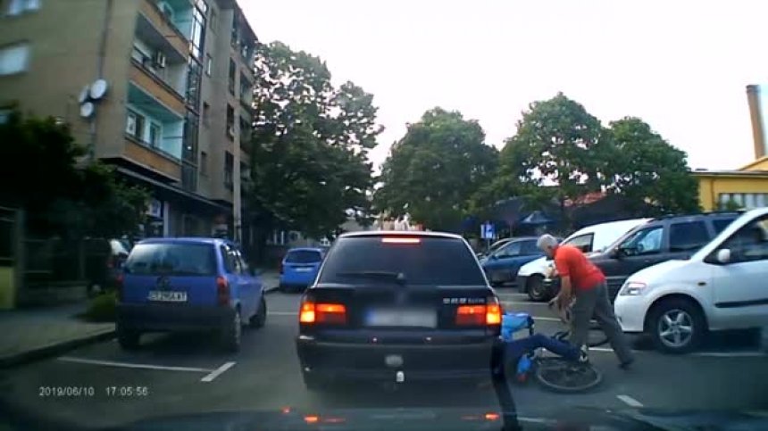 Агресия на пътя в Казанлък: Шофьор нокаутира велосипедист