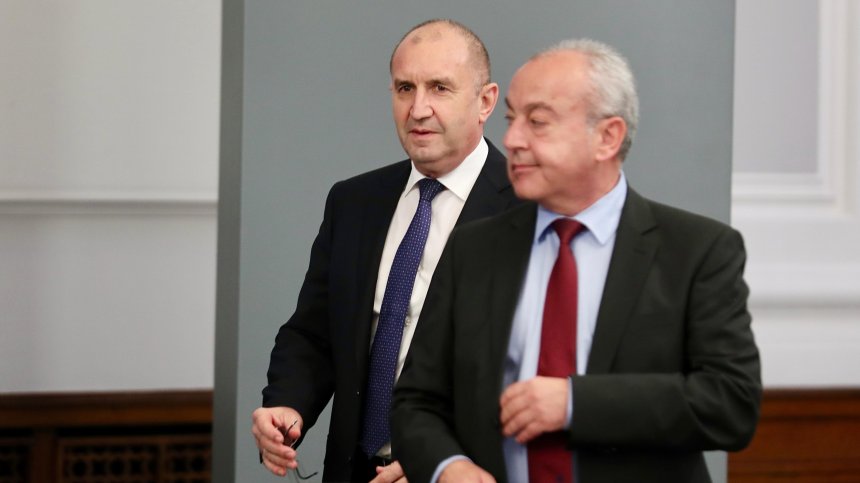 Радев бяга от образа на Орбан, но трябва да заеме ясна позиция, смятат анализатори