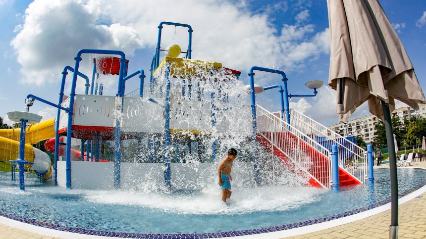 Две деца припаднаха от горещините в Пловдив, едното е в болница