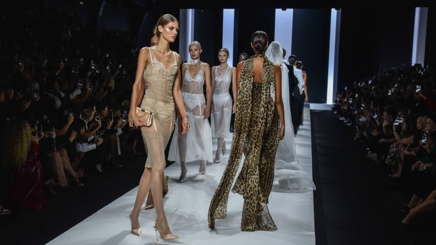 Шахматен десен завладя подиума на "Версаче" по време на Седмицата на модата