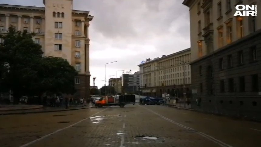 Мощна буря в София, наводнени са тераси и мазета
