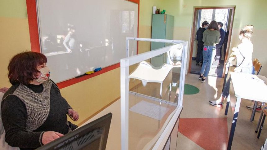 Учители настояват да се премине към онлайн обучение за всички ученици