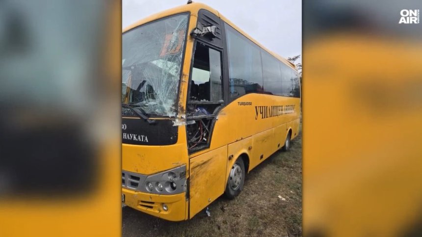 Две деца пострадаха при катастрофа между ТИР и ученически автобус край Свищов