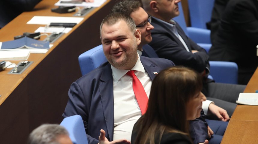 Споразумение или избори? Пеевски отново арбитър между Борисов и Петков