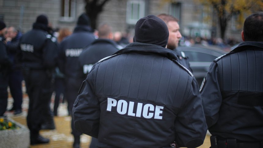 Задържаха четирима полицаи, взели подкуп при тестване на шофьор за алкохол и наркотици