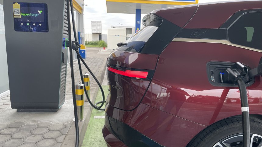 Паркирането в София: Плащаш 600 евро годишно, ако караш електромобил (ВИДЕО)