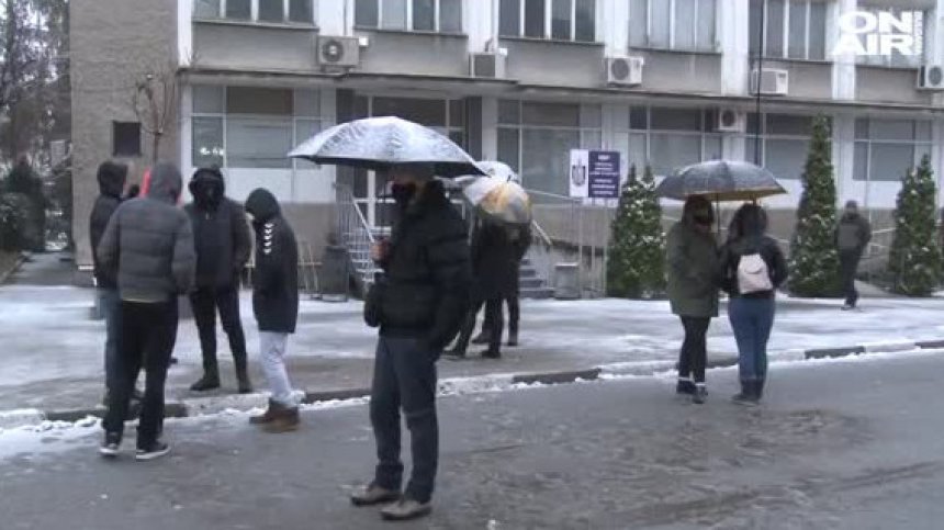 Десетки подкрепиха отстранените от длъжност полицаи след екшъна в Казанлък