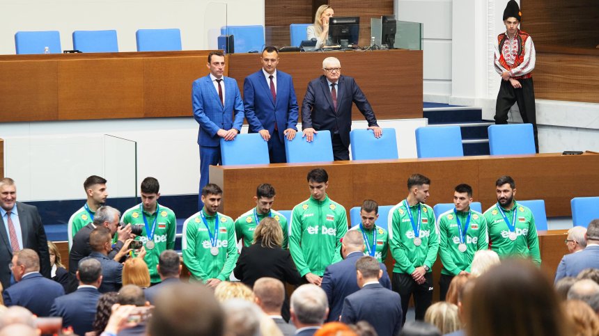 Депутатите на крака пред волейболистите: "Догодина златото да е в София"