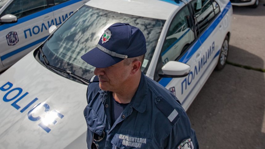 Жена надра полицай и ритна шапката му при проверка на пътя
