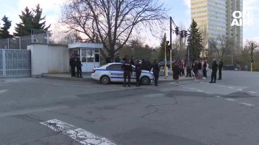 Мирен протест в подкрепа на Украйна пред руското посолство