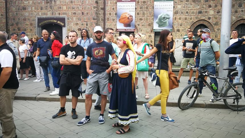 С фолклорна носия на протест: "Родени сме на свещена земя"