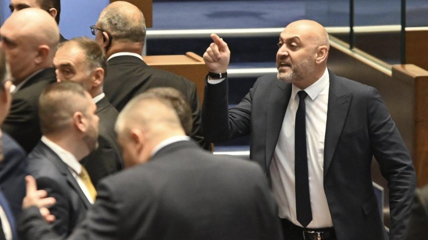 Как "Лукойл" нажежи страстите в парламента и ще имаме ли проблем с горивата?