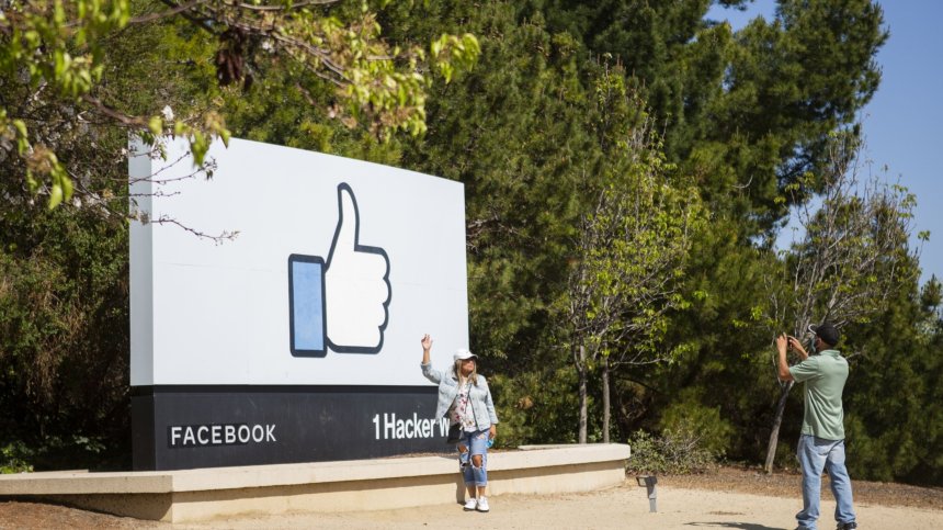 Установиха вредните ефекти на Facebook - ето какви щети нанася