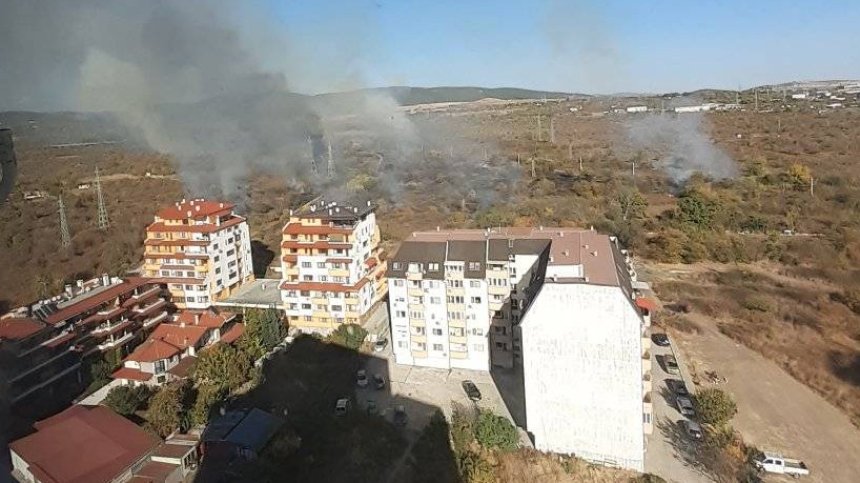 Къща изгоря при пожар в Стара Загора, огънят се разраства, трябват доброволци (+ВИДЕО)