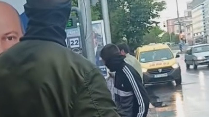 Маскирани ученици удрят, псуват и гонят хора по улиците на Варна (+ВИДЕО)