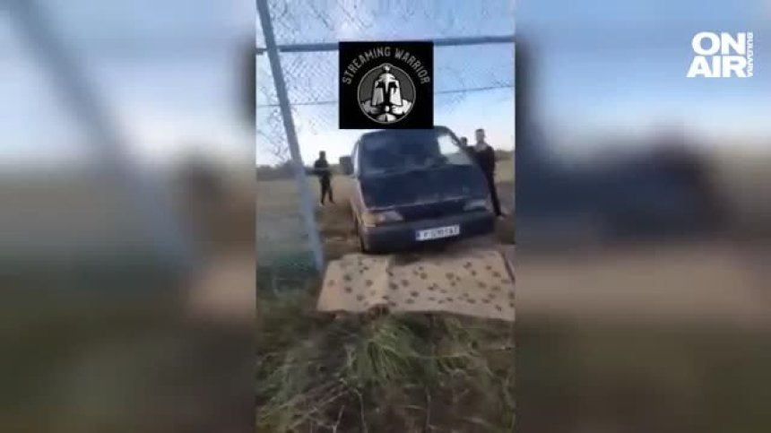 Мигранти минават през оградата на границата ни с бус (ВИДЕО)