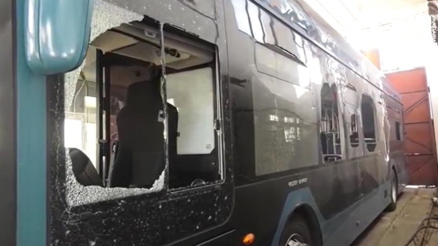 Ураганният вятър във Враца потроши стъклата на автобус, пътничка: От главата ми течеше кръв