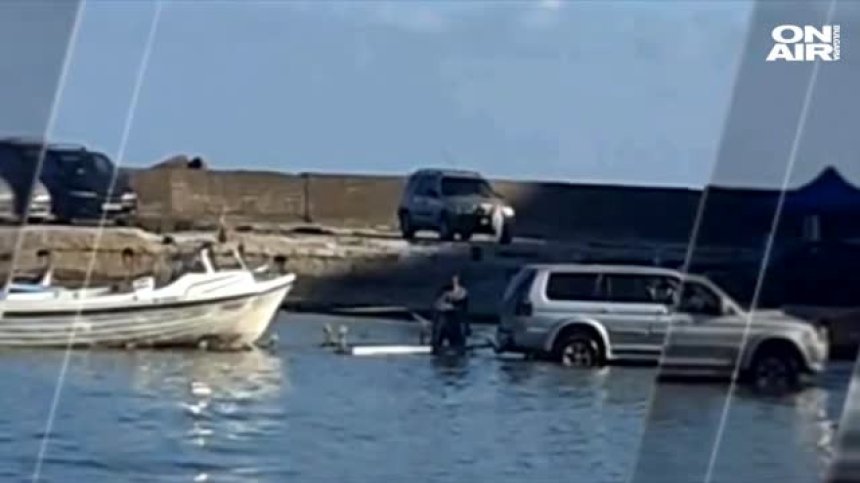 Джип нахлу в морето на плаж "Болата"