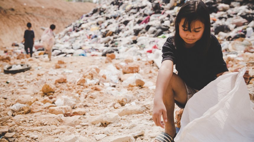 Как хиляди роми бяха изселени на сметище в Румъния