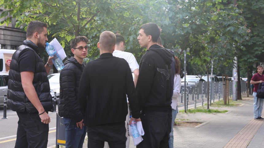 "Темата не беше от най-приятните": Близо 50 хиляди зрелостници на матурата по БЕЛ