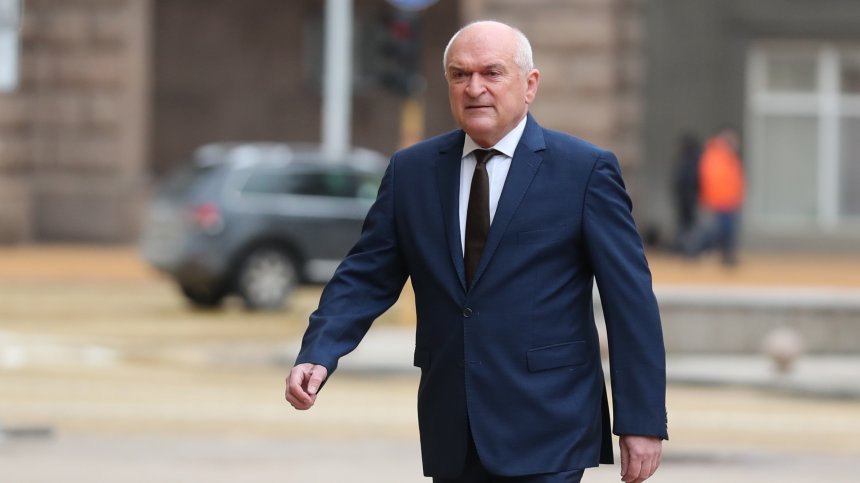 Главчев отрече да проверява собствената си работа като служебен премиер