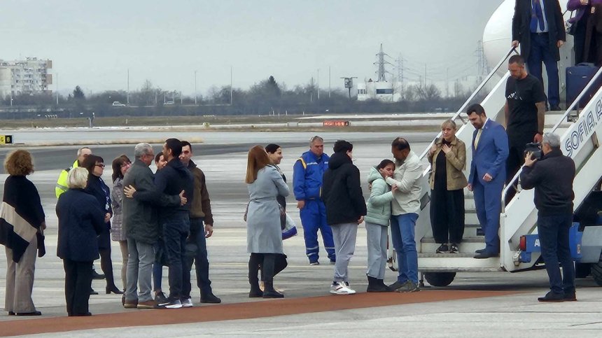 Българските моряци от Galaxy Leader се прибраха на родна земя