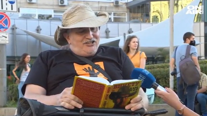 Лицата на протеста: Мъжът, който блокира кръстовище с книга