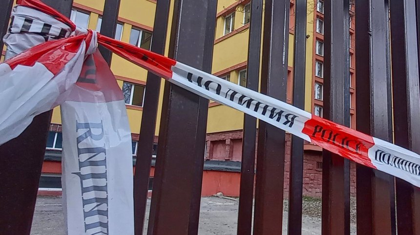 Счупен нос, избит зъб, насинено око: Ученици се биха в двора на училище в Бургас