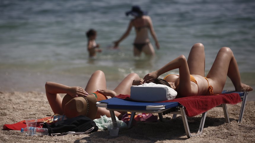 Откраднаха скъпо златно колие на плаж в Атина (+ВИДЕО)