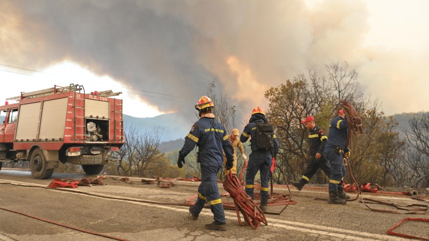 Голям пожар в Гърция е на метри от резервоари с пропан
