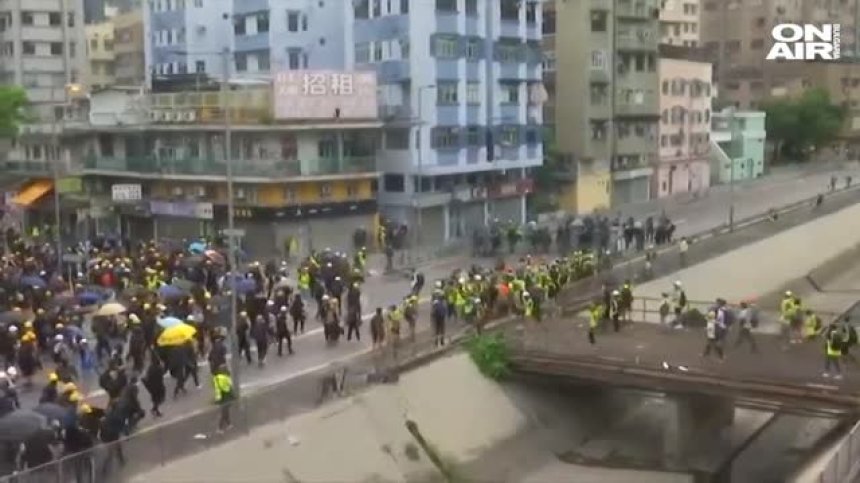 Ново напрежение и сблъсъци в Хонконг при многохилядна демонстрация