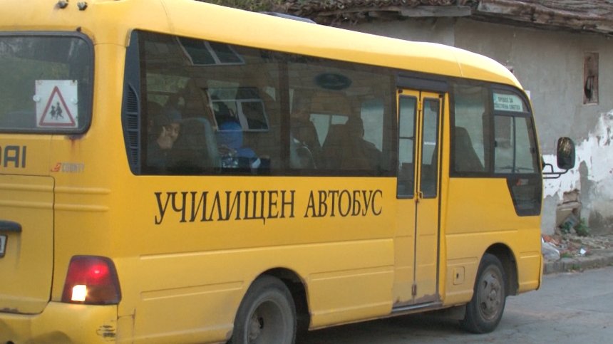 Училищен автобус се удари в крайпътна къща в Хасковско