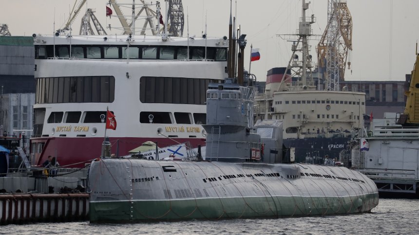 Руски петролен танкер аварира и блокира Дарданелите