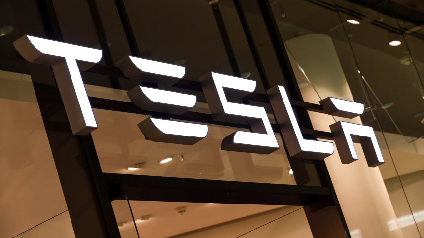 Спад и масова разпродажба на акциите на Tesla