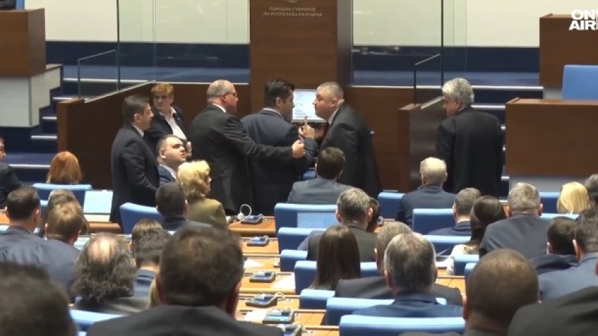 Депутати се плюха, "дървиха", едва разтърваха Кирил Петков от Делян Пеевски (ВИДЕО)