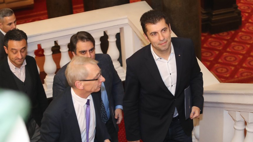 Петков и Василев са аут от преговорите за съставяне на кабинет