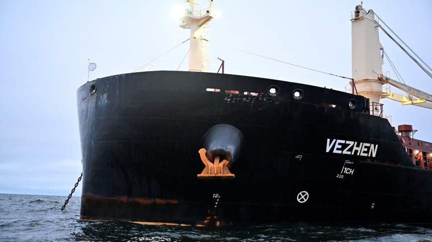 Българите от "Вежен" могат да напуснат кораба, но решили да останат