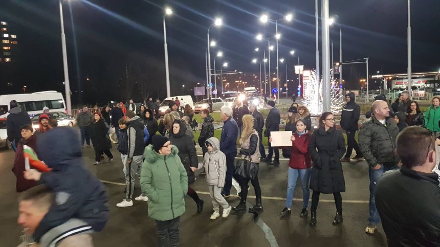 Перничани на протест заради водния режим, заплашиха да затворят пътен възел