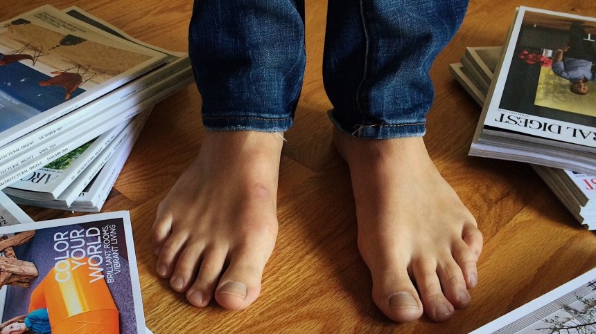 Ходенето боси вкъщи можело да навреди на ставите ни