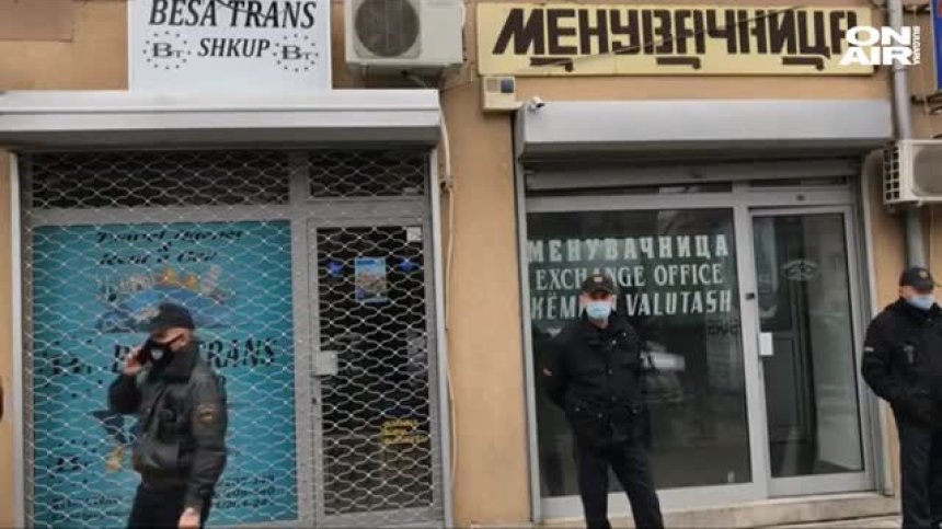 Роднини на пътниците от автобуса-ковчег се събраха пред офиса на фирмата в Скопие